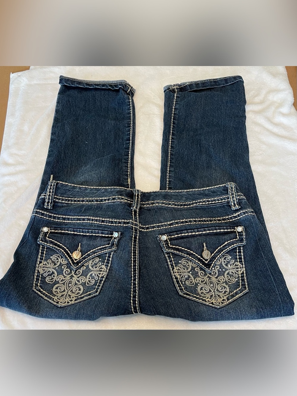 Nine West Size 6 Dark Blue Women’s Embroidered Pocket Crop Jeans.